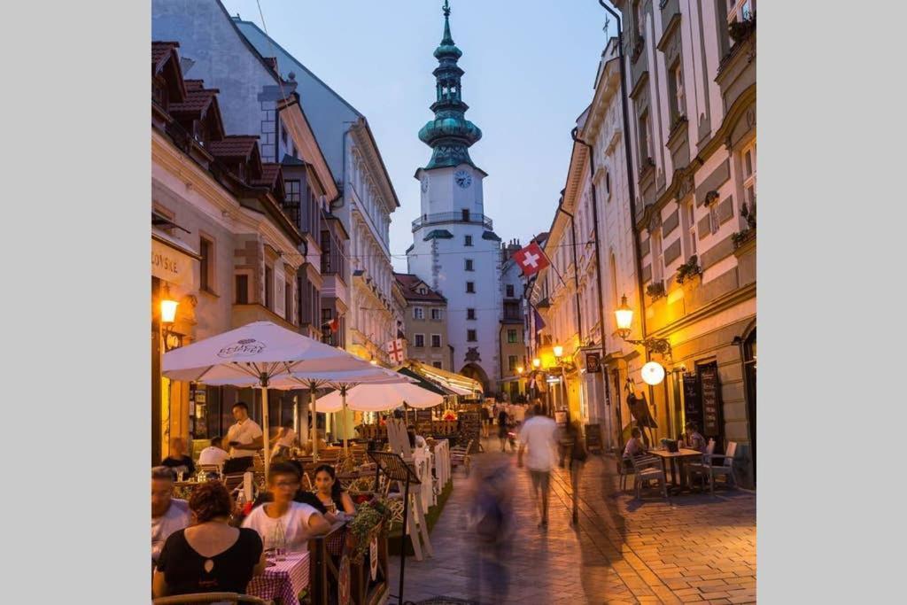 ברטיסלאבה Vip Apartment In Old Town With Free Parking מראה חיצוני תמונה