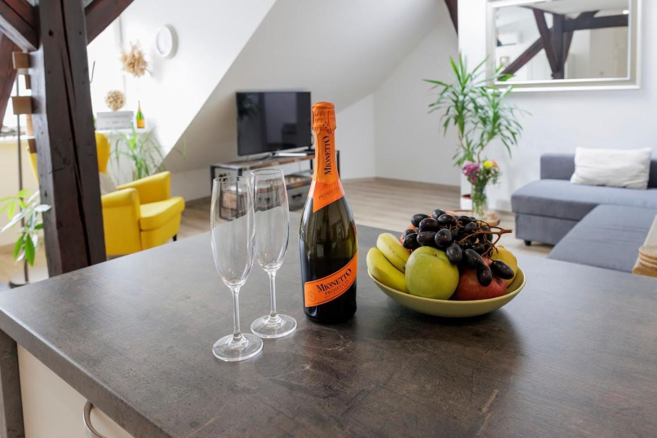 ברטיסלאבה Vip Apartment In Old Town With Free Parking מראה חיצוני תמונה